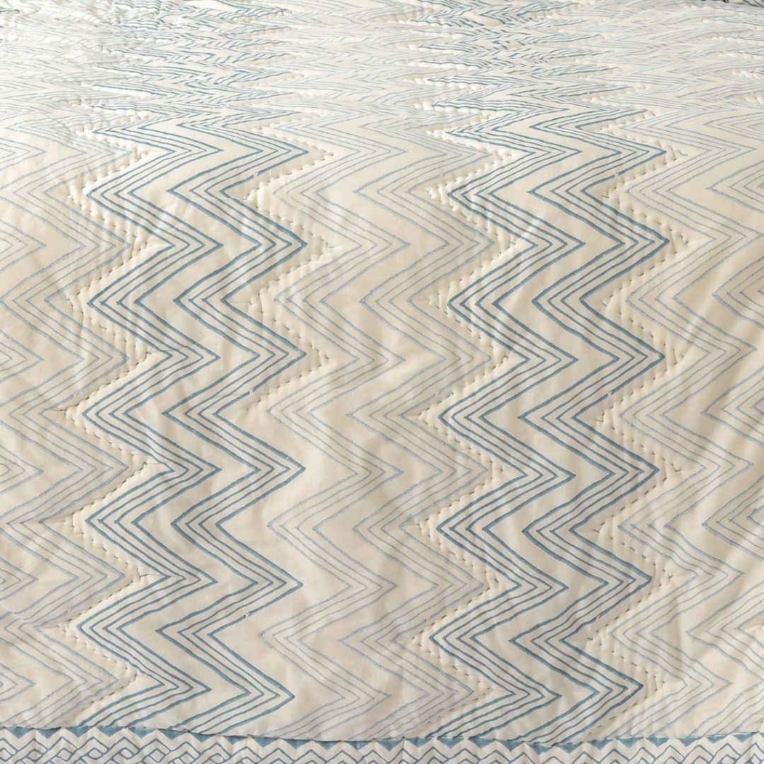 CHEVRON PRINTED QUILT