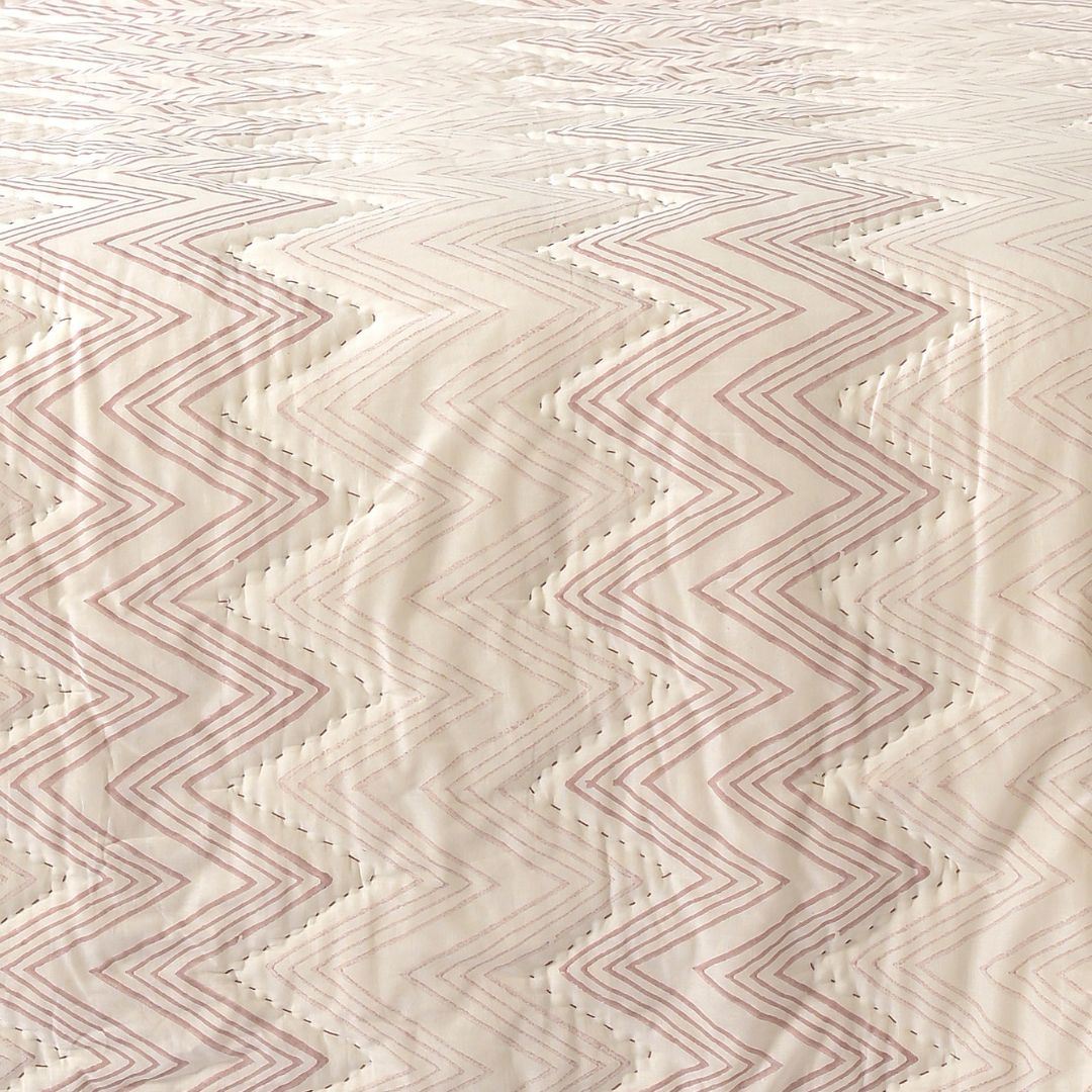 CHEVRON PRINTED QUILT